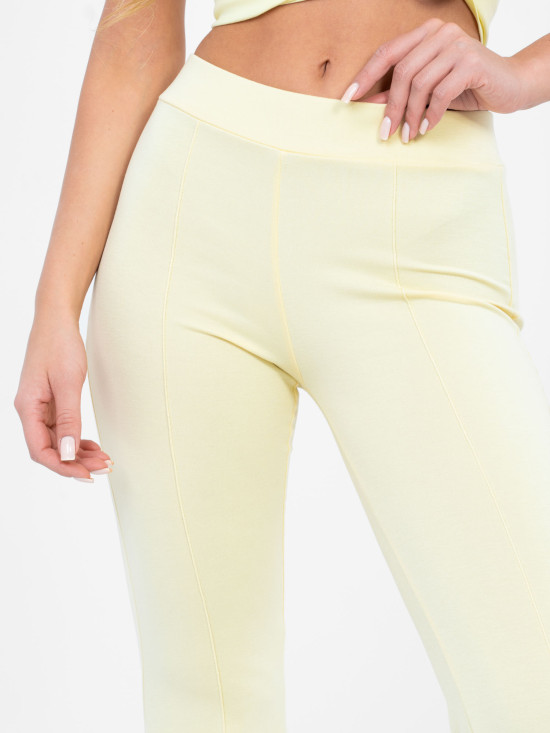 Gelbe weite Sporthose mit hohem Bund