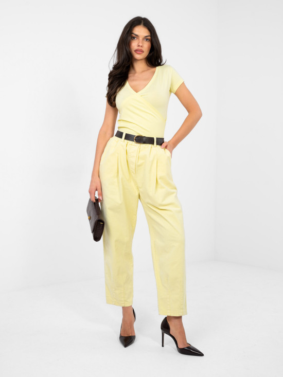 Gelbes Baumwoll-T-Shirt mit Wickelausschnitt