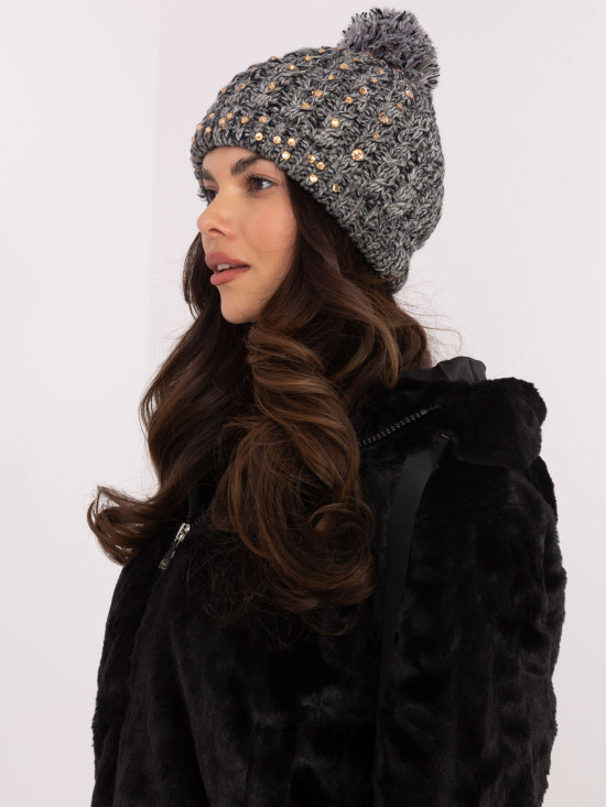 Stylische graue Mütze mit Applikation