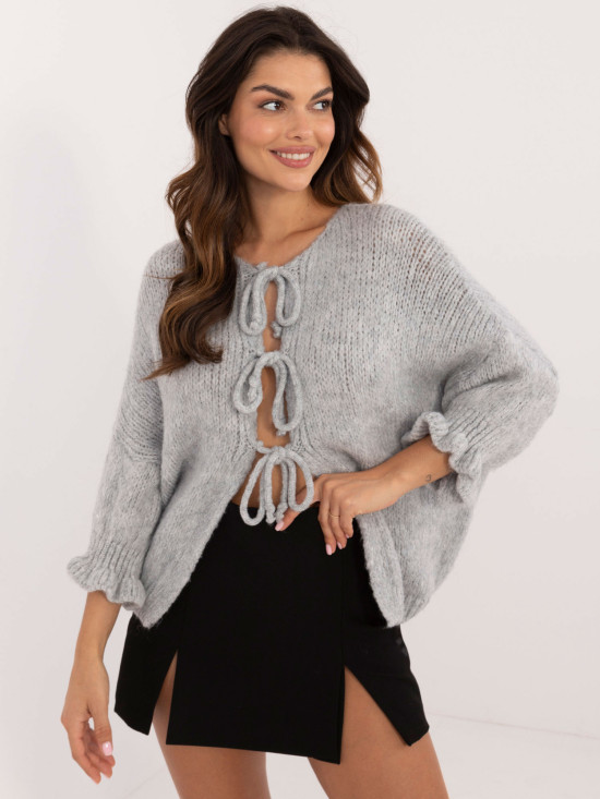 Stylischer grauer Pullover mit Bindung