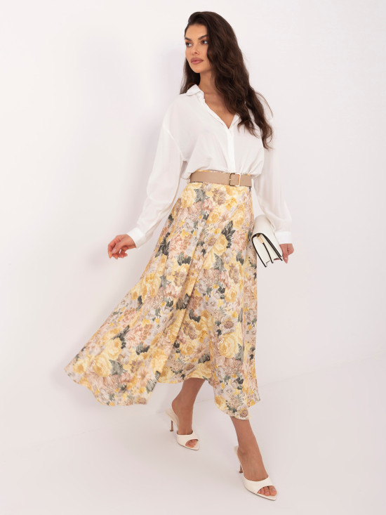 Gelber Midirock mit Blumenmuster und Gürtel