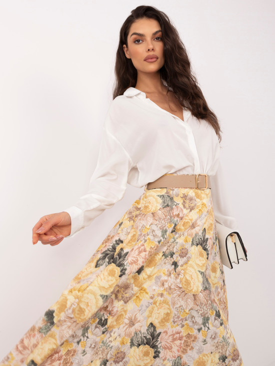 Gelber Midirock mit Blumenmuster und Gürtel