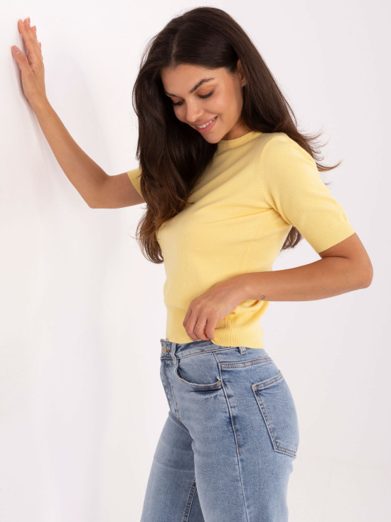 Gelber Pullover mit kurzen Ärmeln