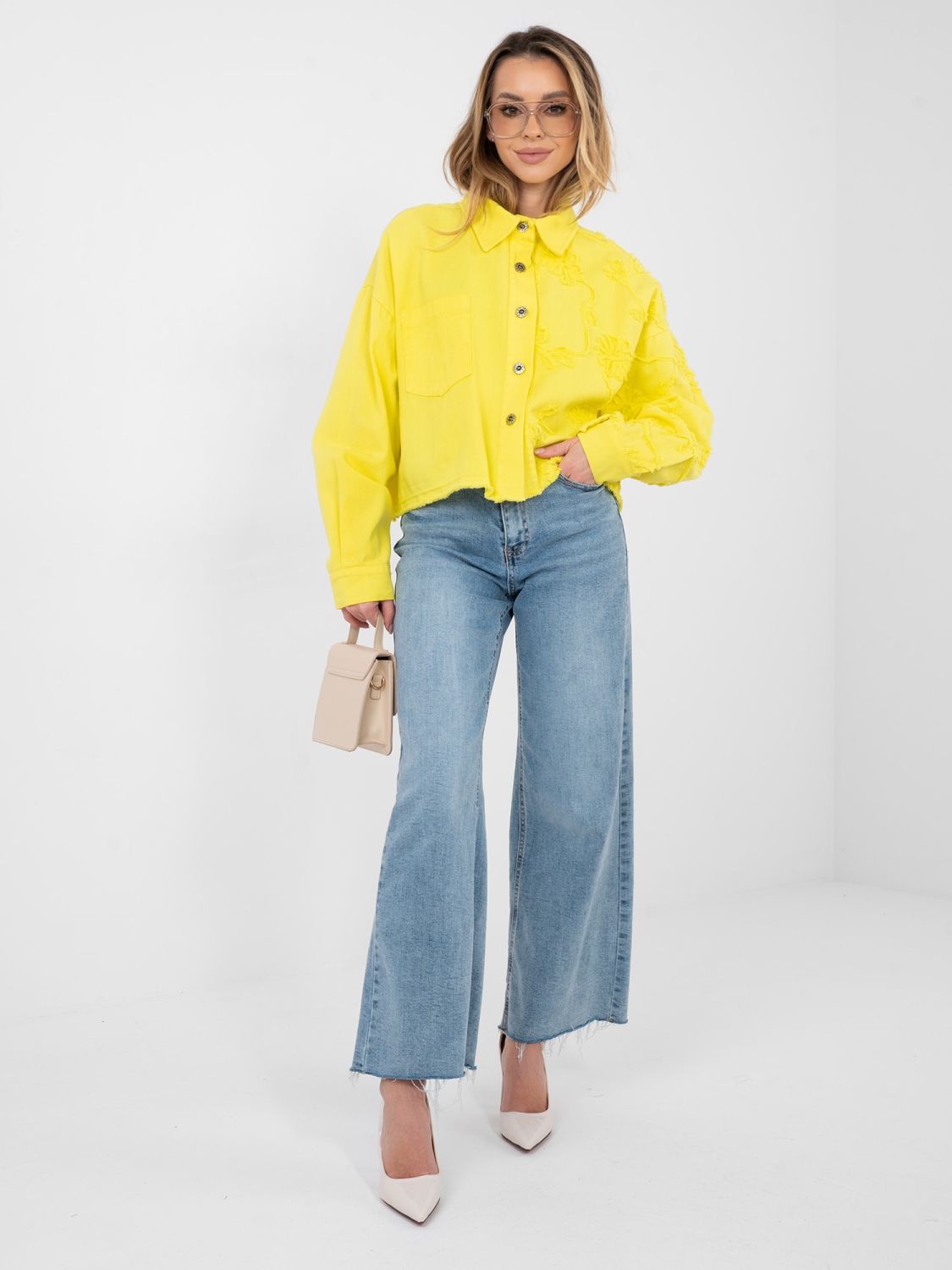 Kurze gelbe Jeansjacke mit Blumenapplikation