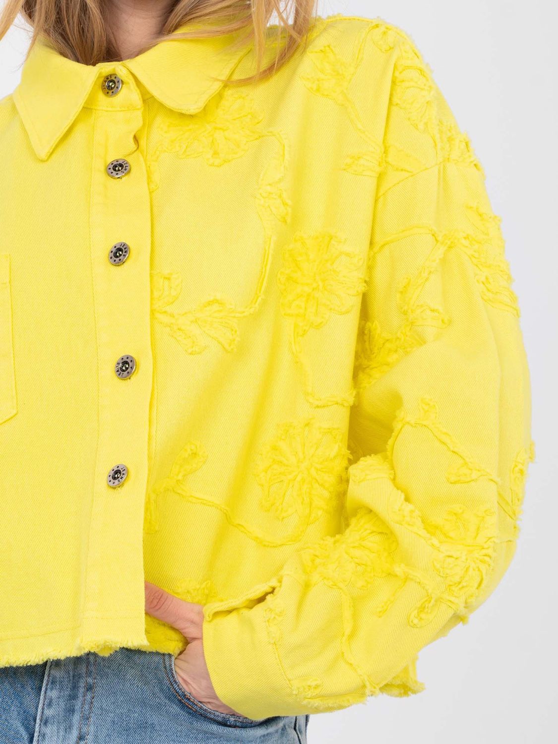 Kurze gelbe Jeansjacke mit Blumenapplikation