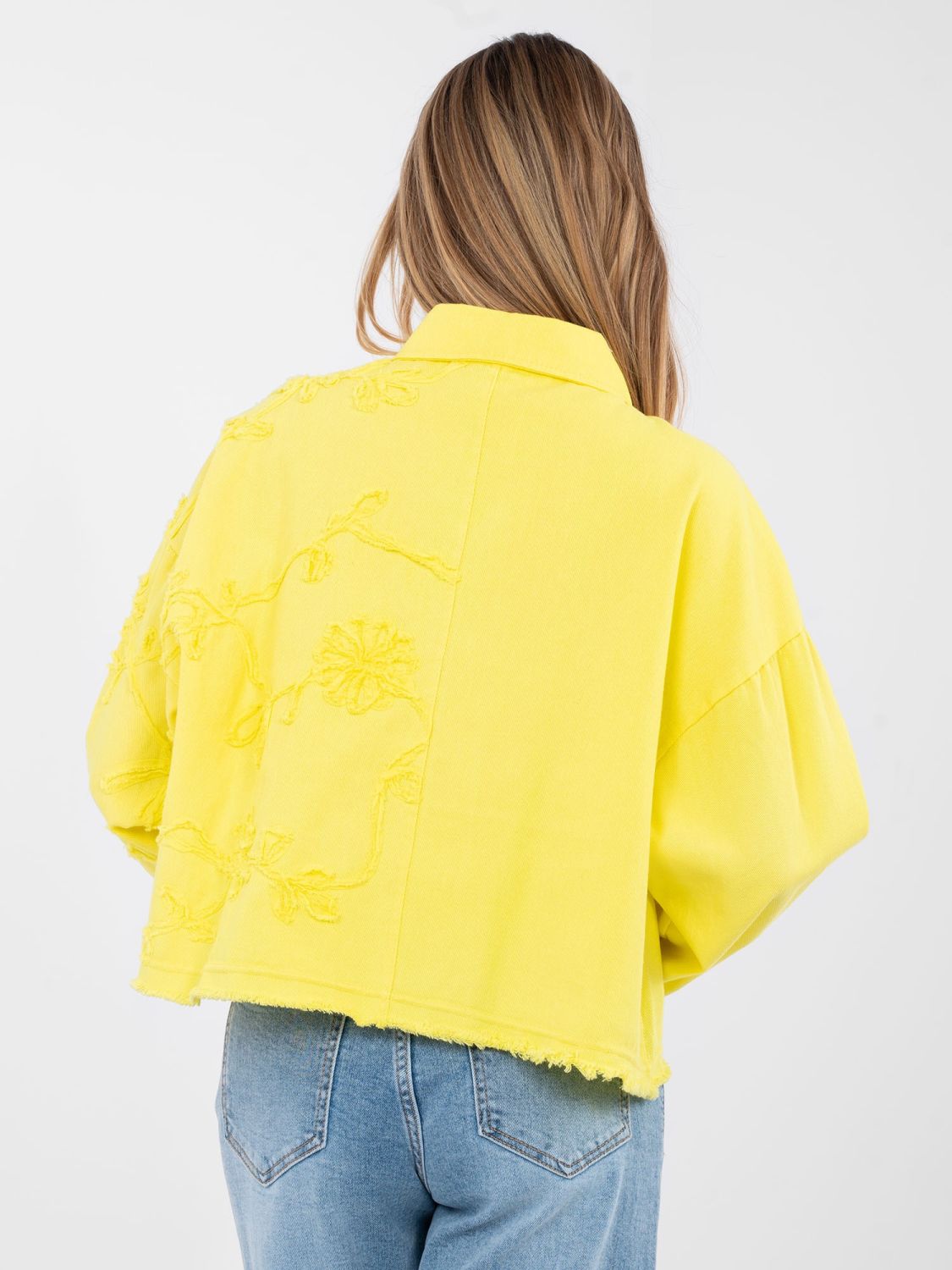 Kurze gelbe Jeansjacke mit Blumenapplikation