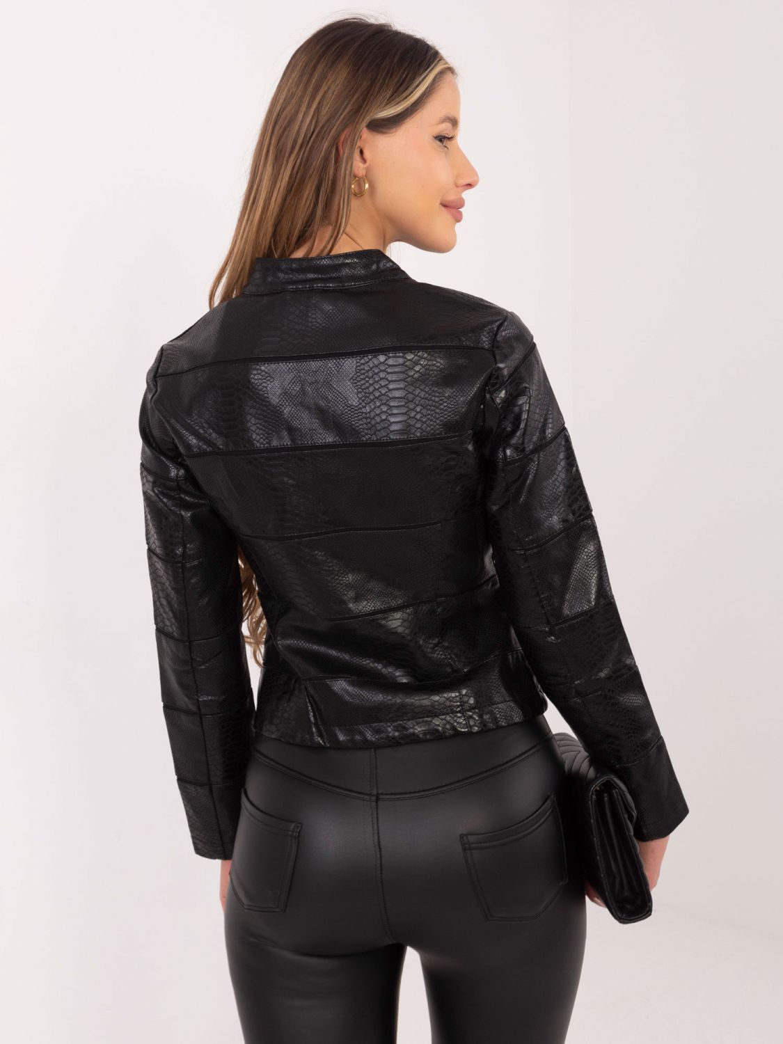 Schwarze Übergangsjacke aus ökologischem Leder