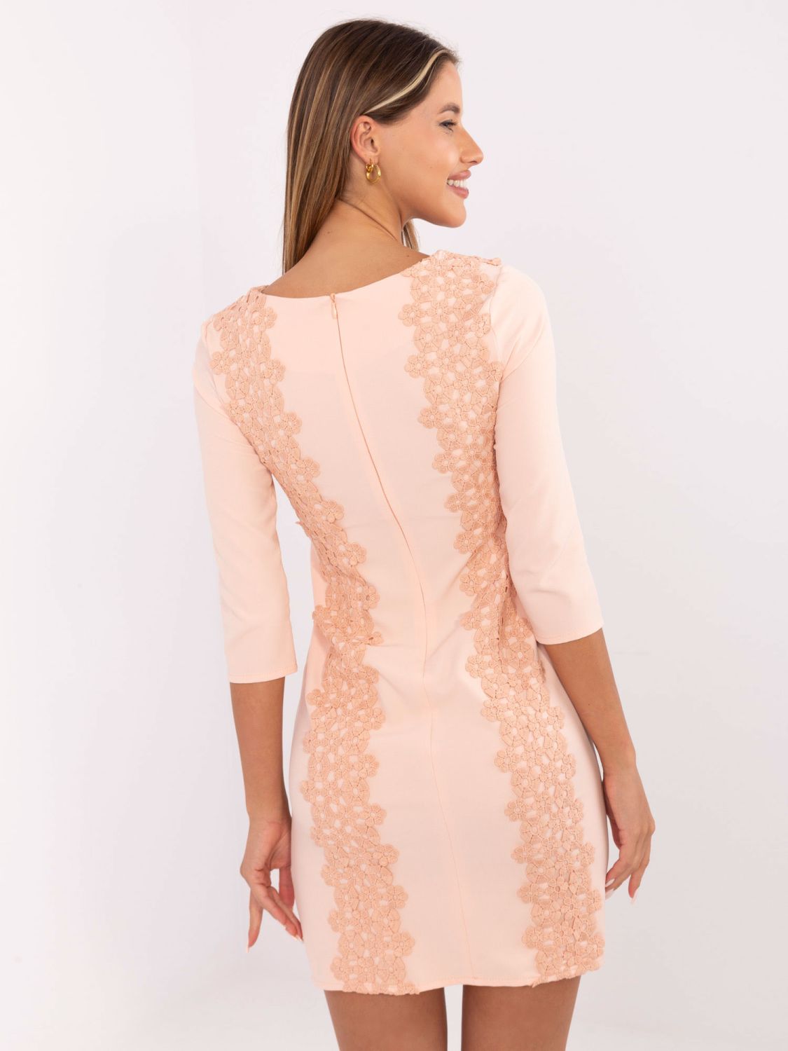 Pfirsichfarbene Cocktailkleid