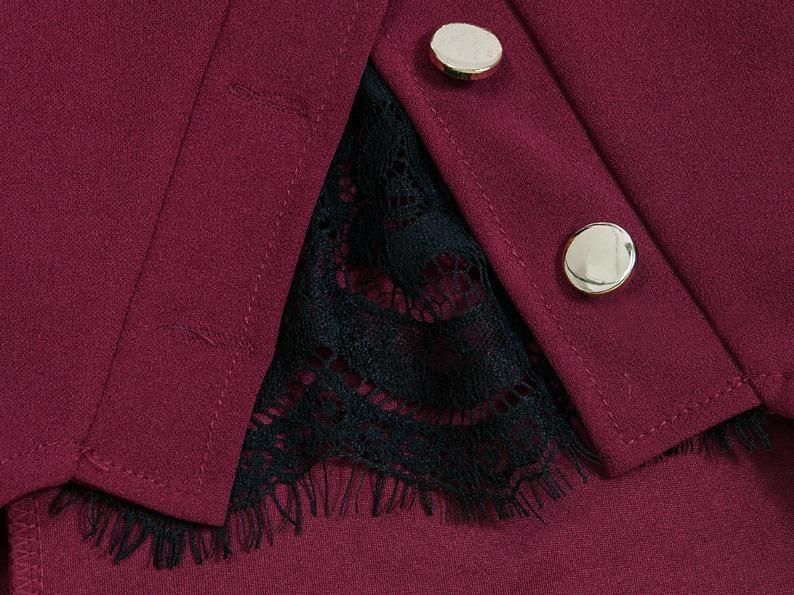 Kleid mit Zierknöpfen und Spitze bordorot