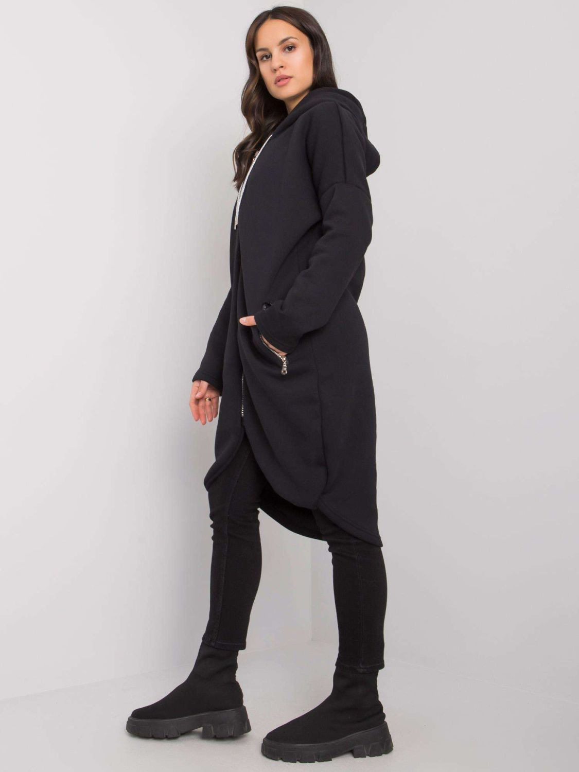 Stylischer schwarzer Kapuzenpullover