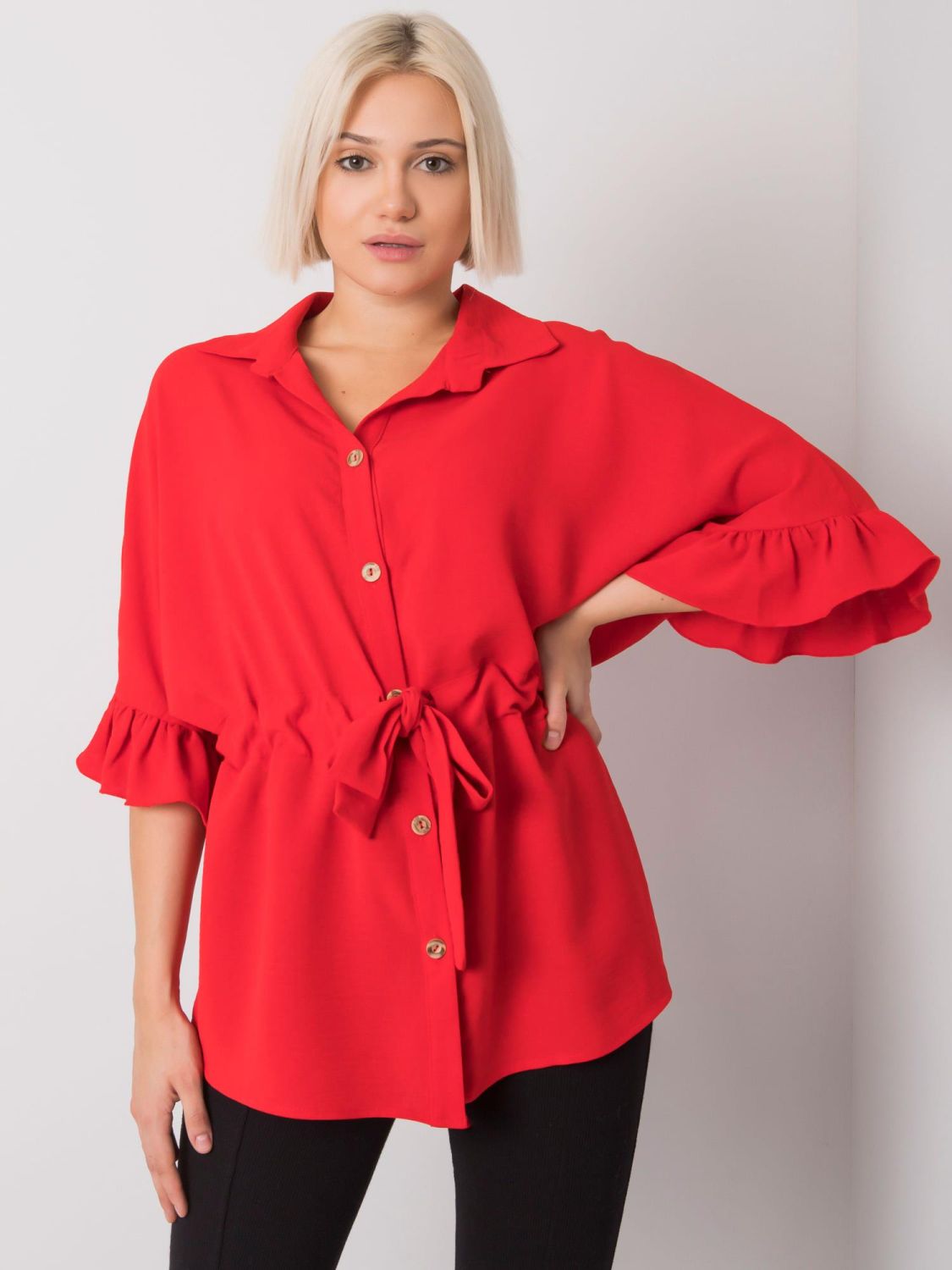 Stilvolle rote Bluse mit Rüschen