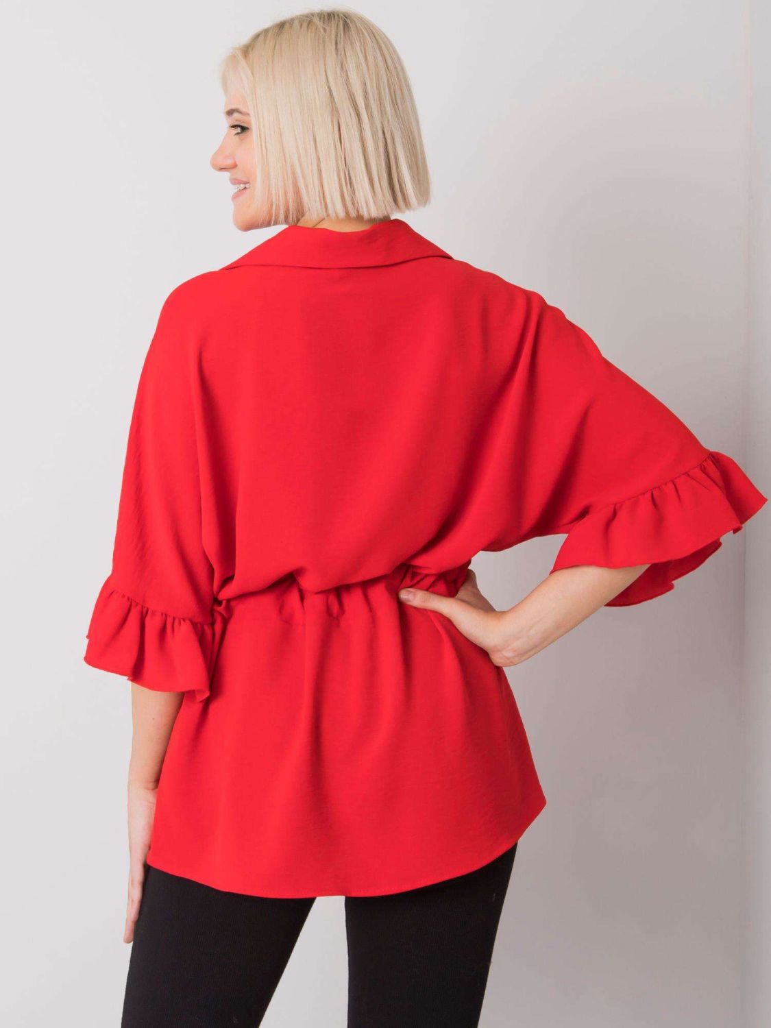 Stilvolle rote Bluse mit Rüschen