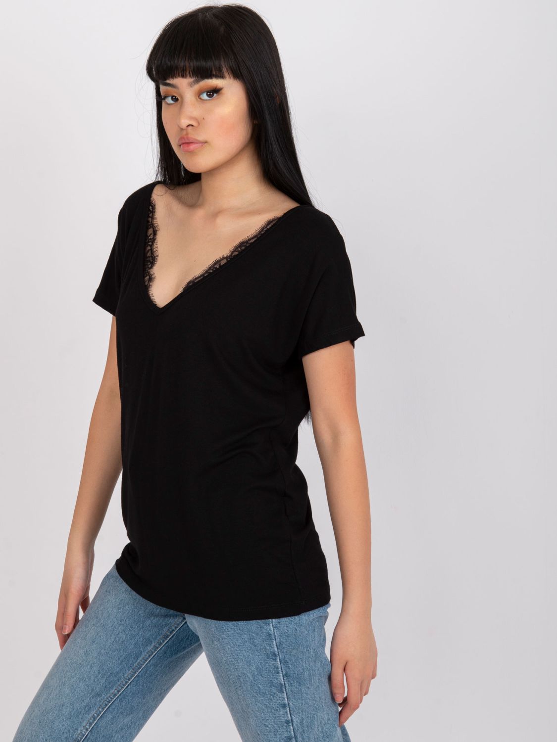 Elegantes schwarzes T-Shirt mit Spitze