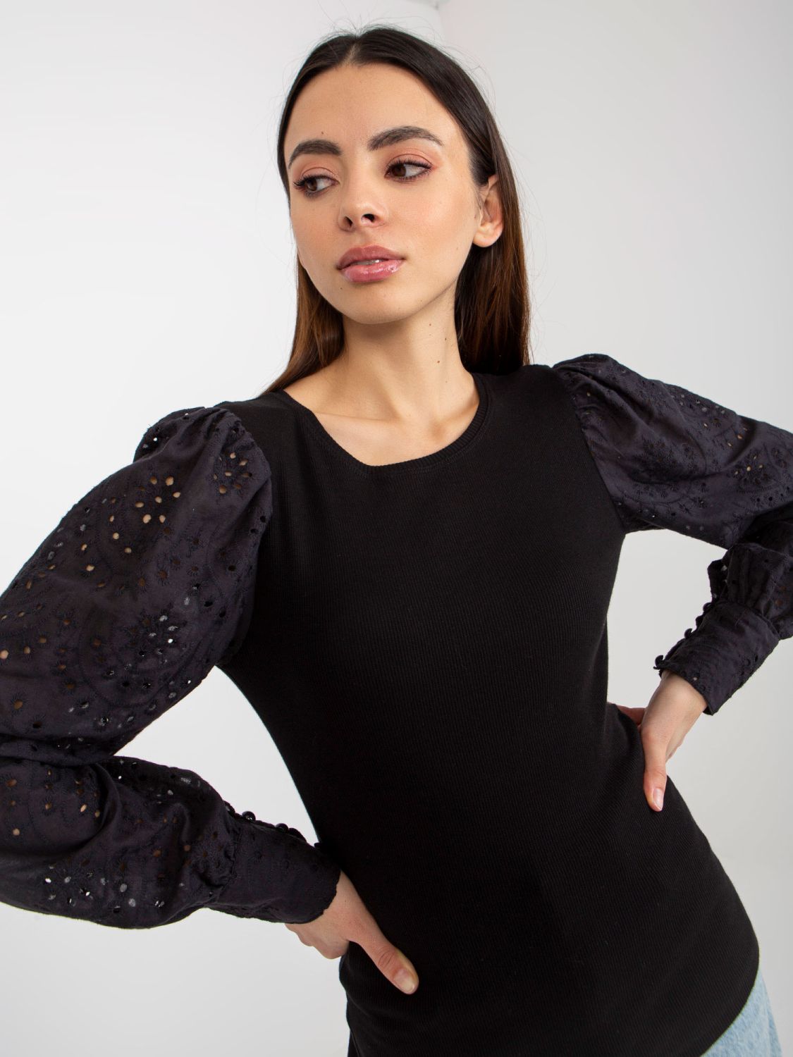 Schwarze elegante Bluse mit Spitzenärmeln OCH BELLA