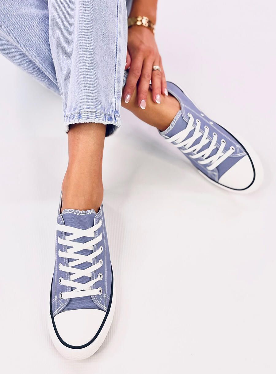 Klassische niedrige Canvas-Sneaker Hellblau