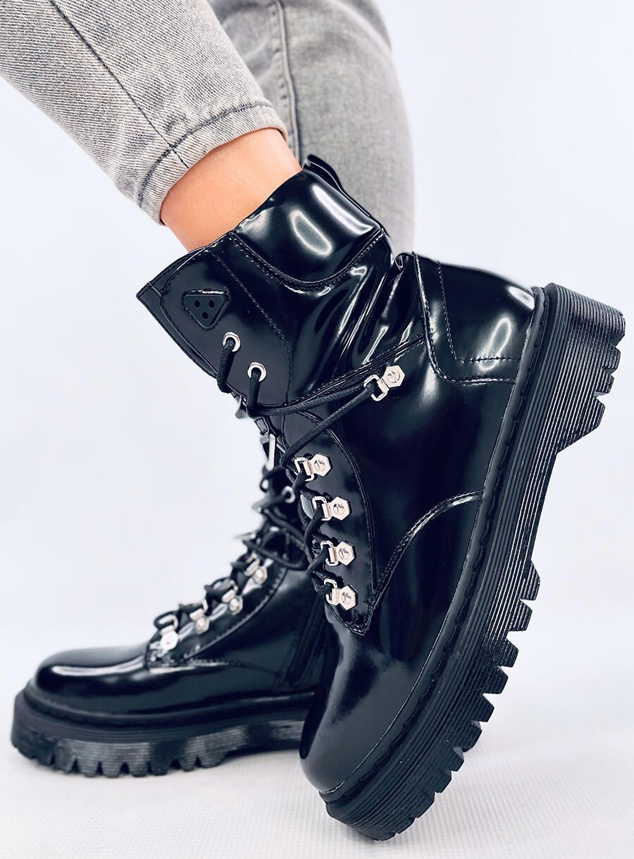 Schwarze, glänzende Schnürstiefel