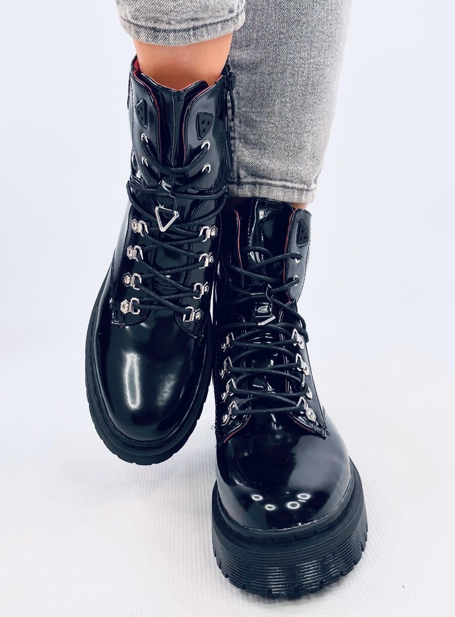 Schwarze, glänzende Schnürstiefel