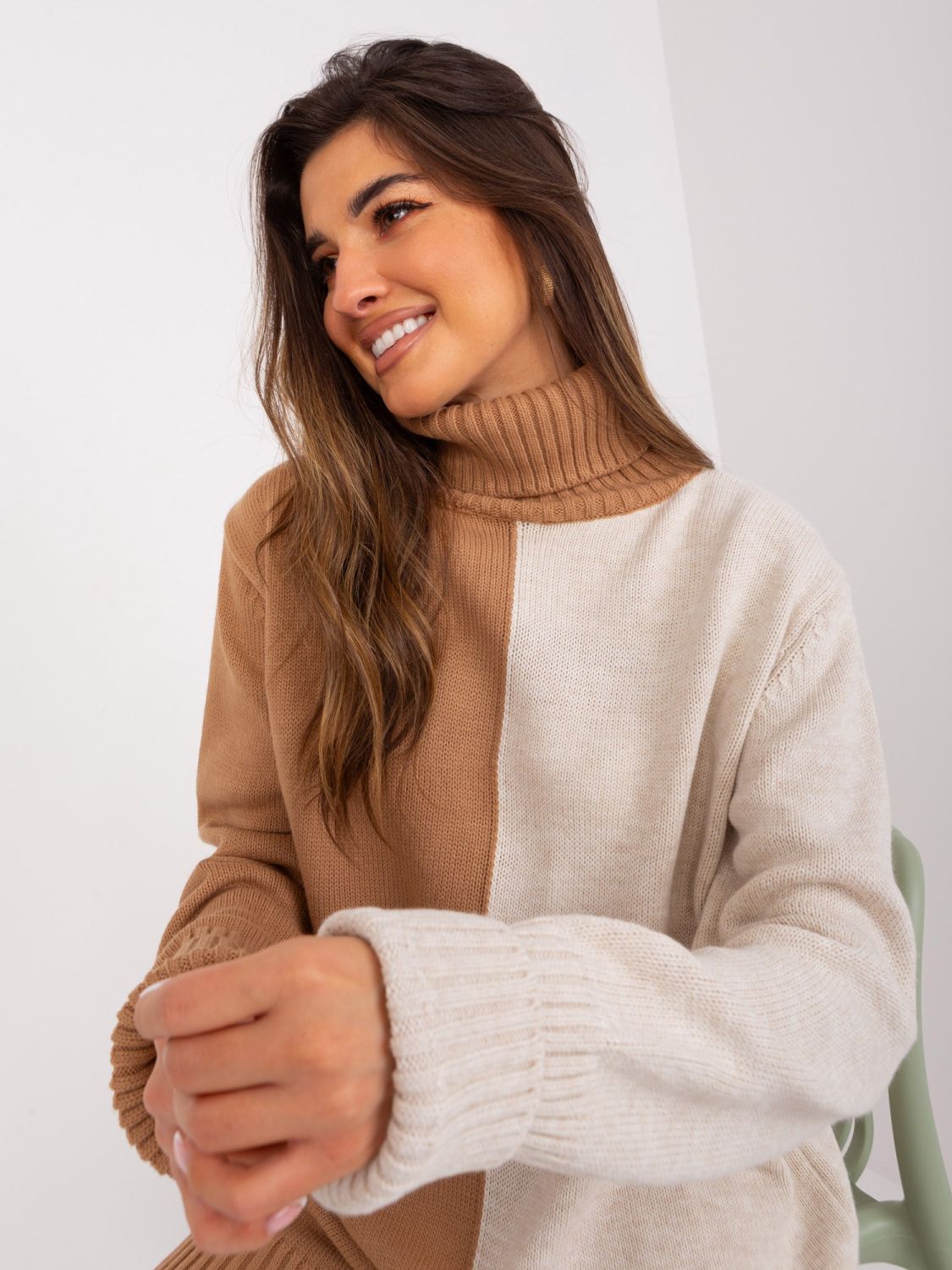 Camel-beige zweifarbiger Pullover mit Rollkragen