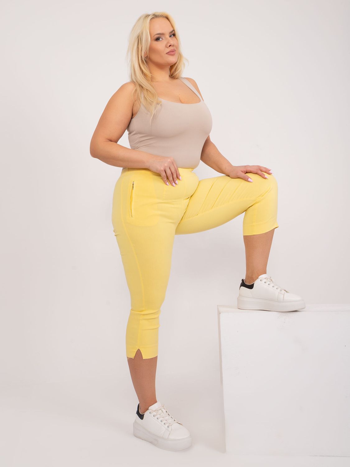 Gelbe Damenhose mit hohem Bund