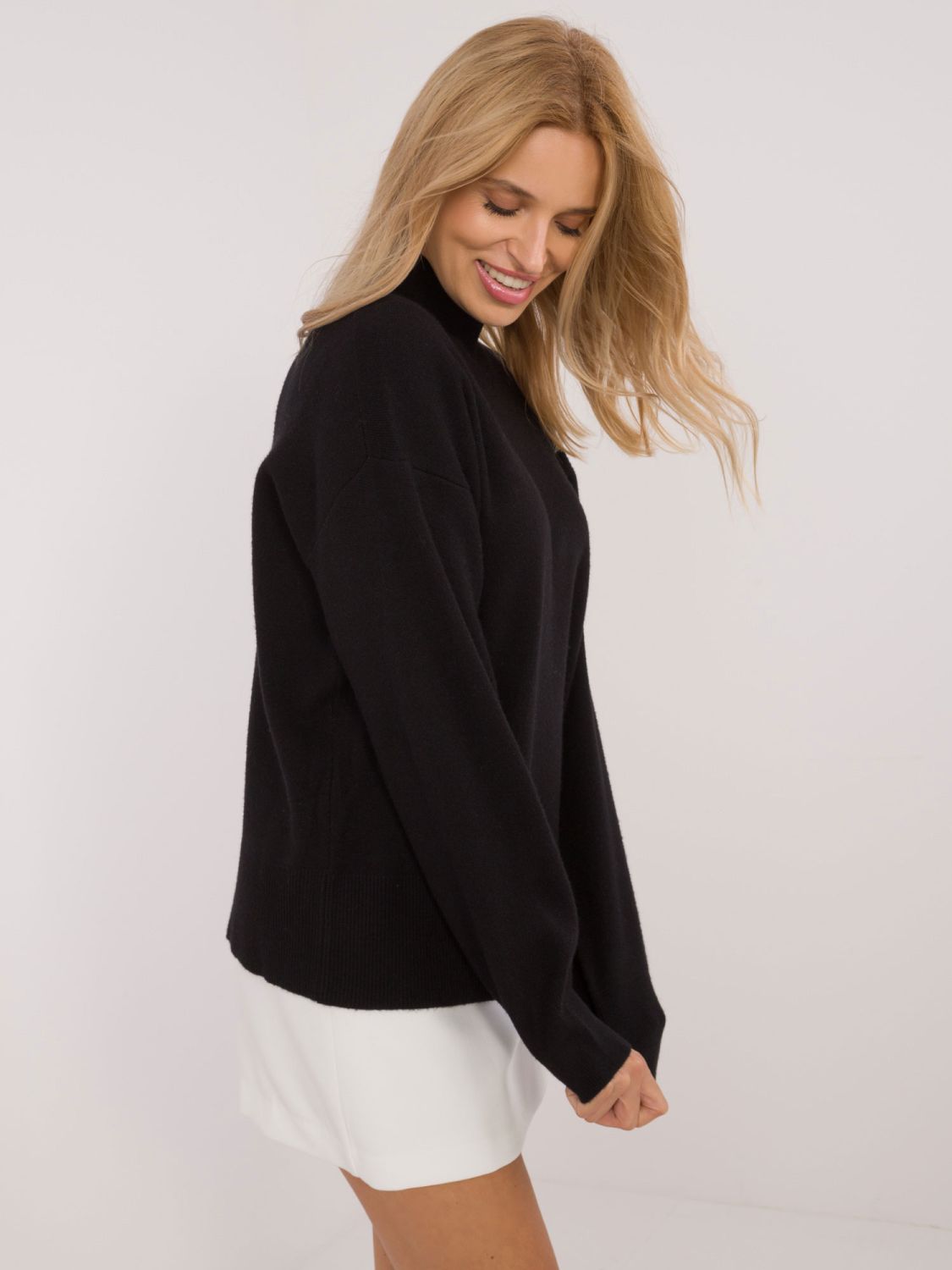 Schwarzer Pullover mit langen Ärmeln