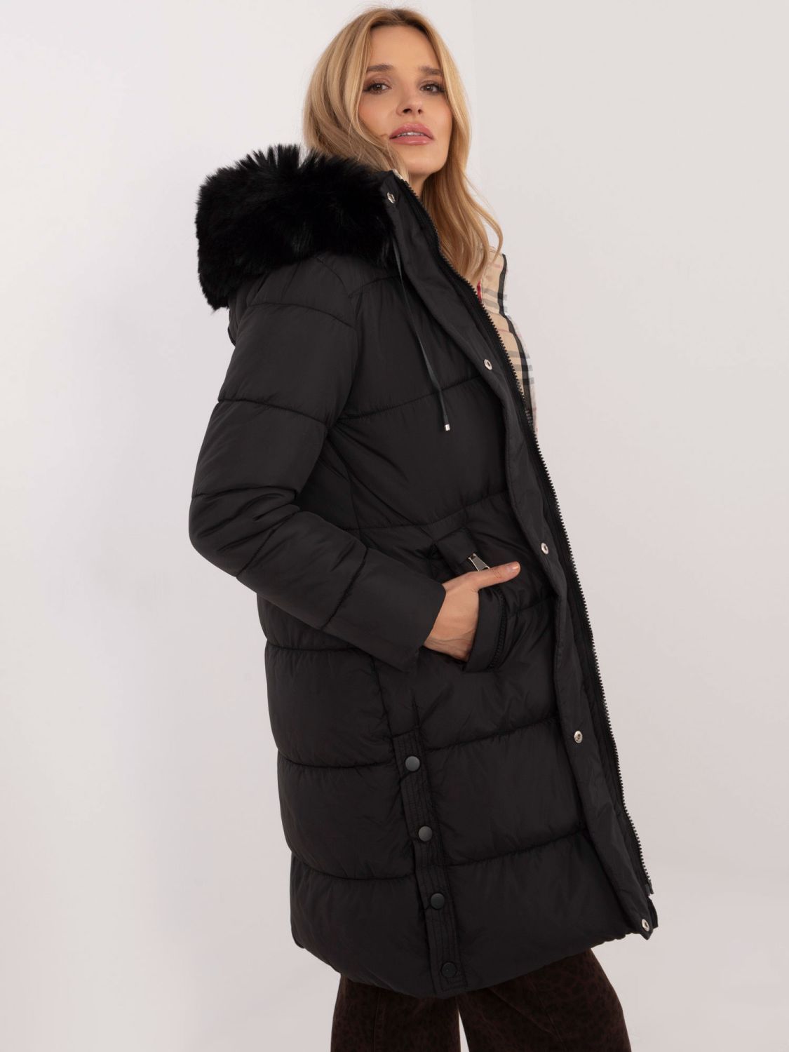 Damen schwarze Winterjacke mit Kapuze