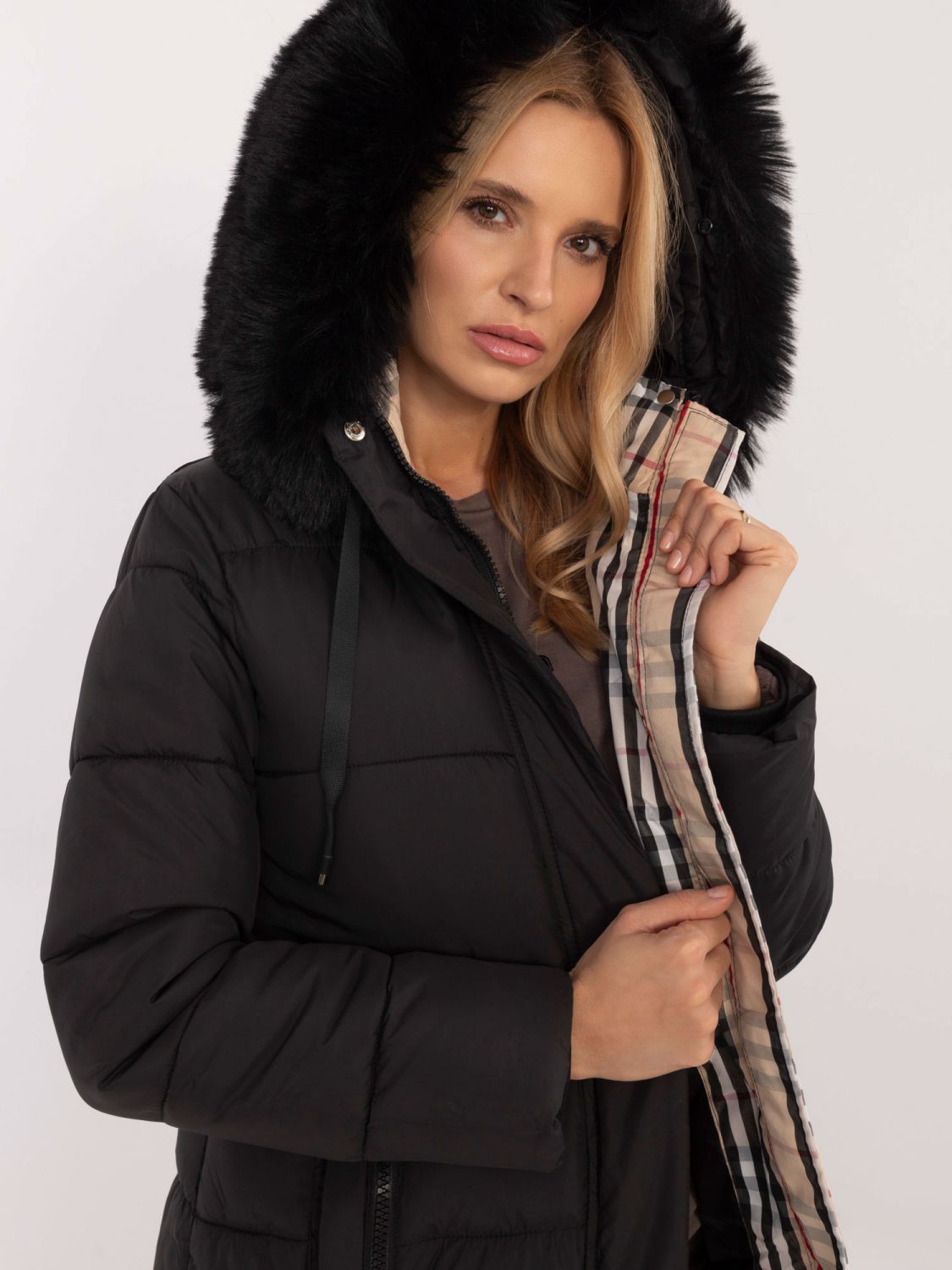 Damen schwarze Winterjacke mit Kapuze
