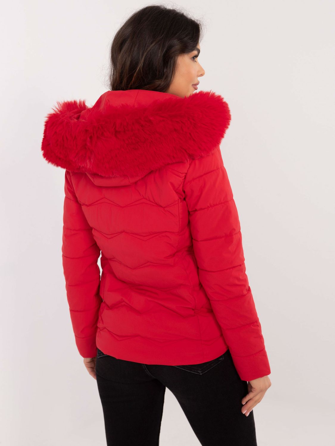 Bequeme rote Winterjacke mit Kapuze