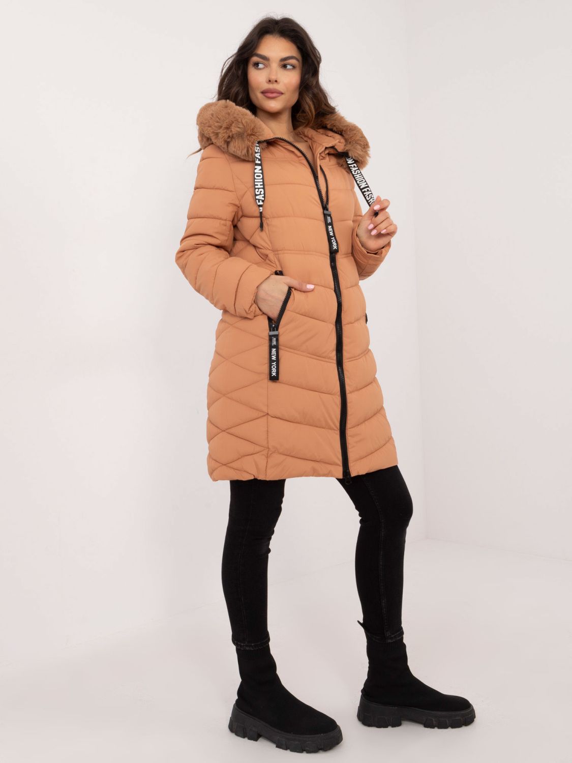 Bequeme Winterjacke mit Kapuze in Camel-Farbe