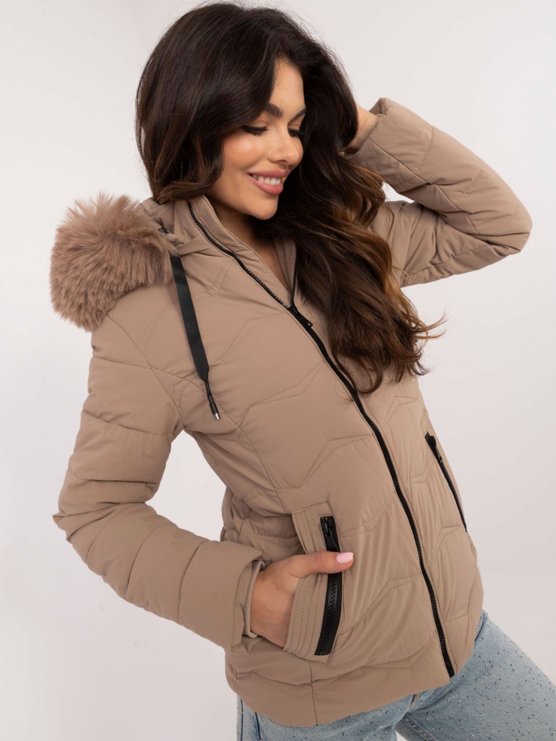 Beige Winterjacke mit Kapuze