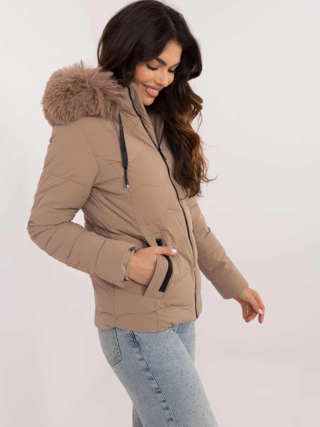 Beige Winterjacke mit Kapuze
