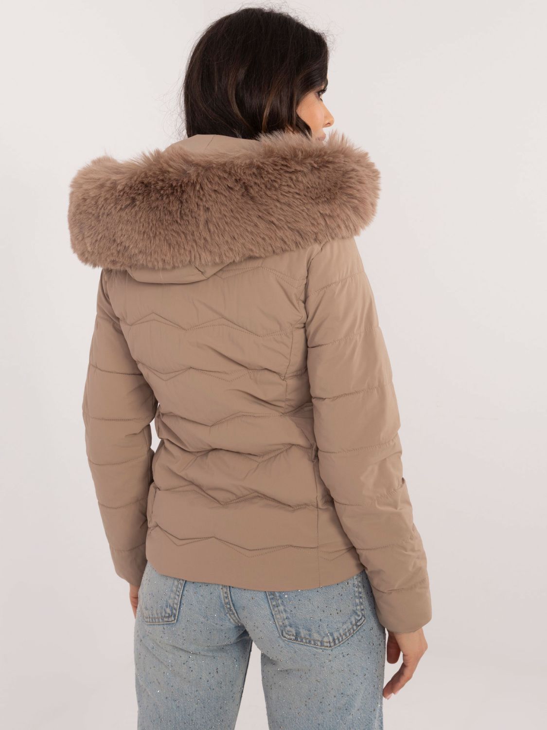 Beige Winterjacke mit Kapuze