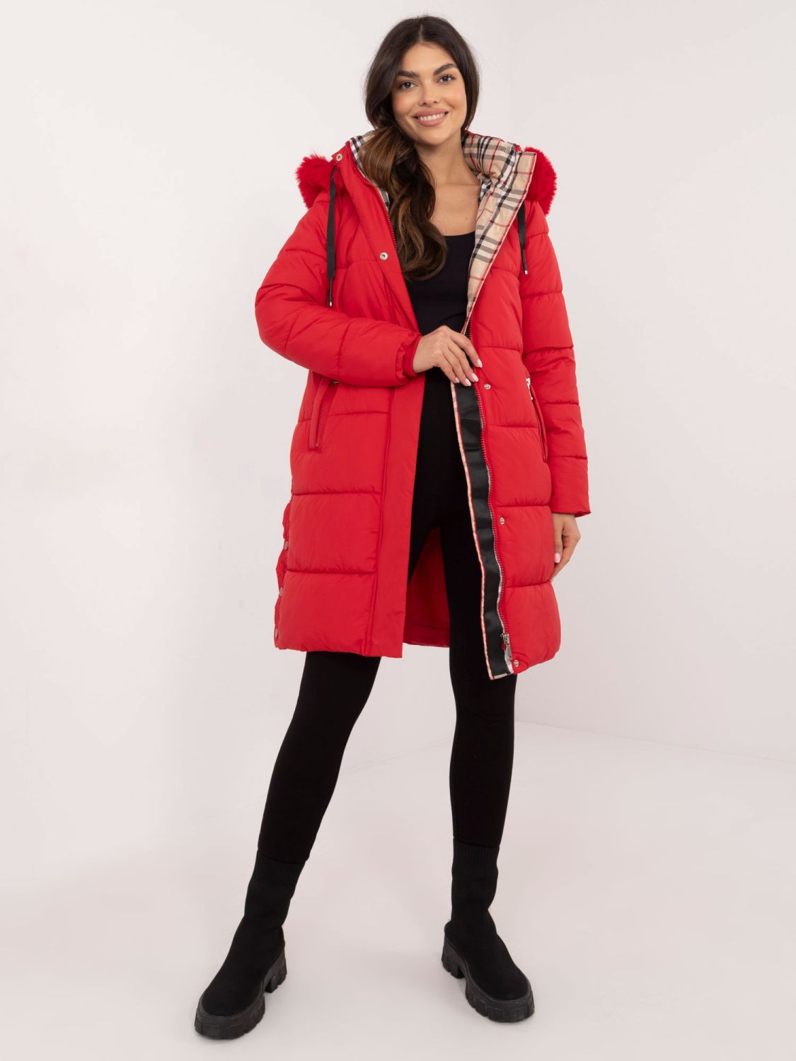 Rote Winterjacke mit Kapuze