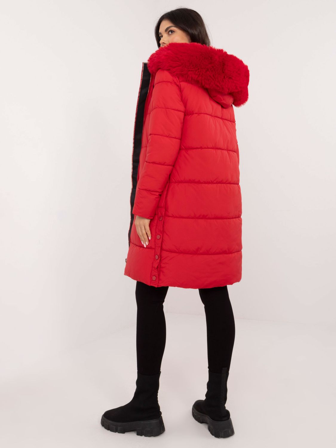 Rote Winterjacke mit Kapuze