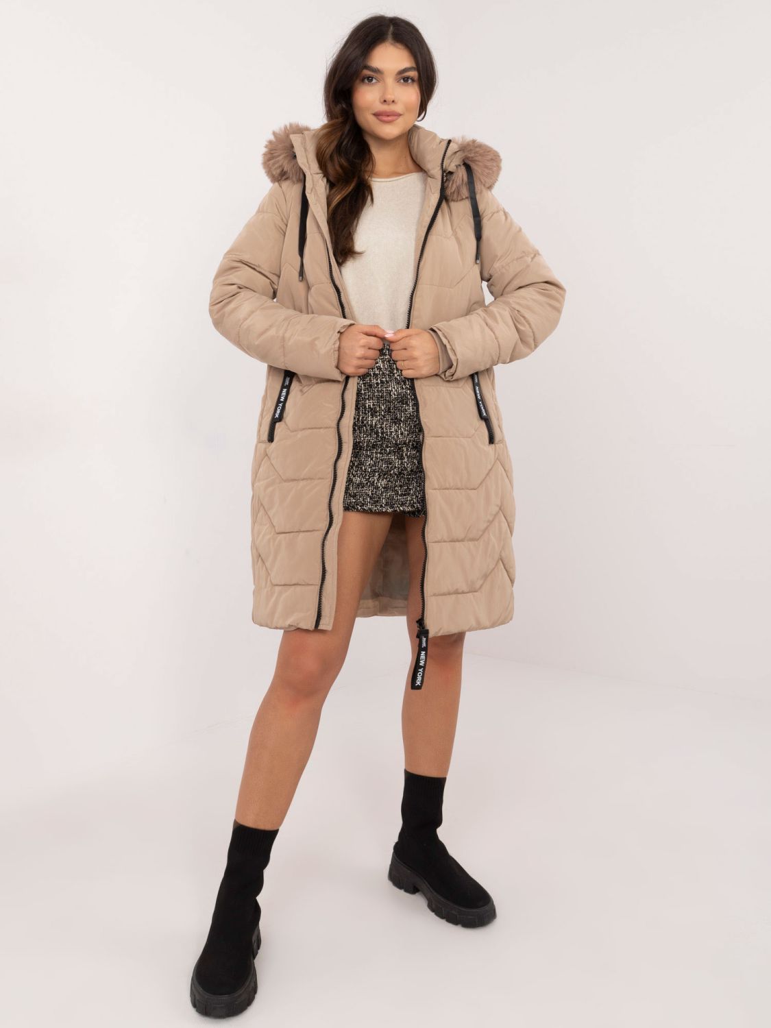 Beige Winterjacke mit Kapuze