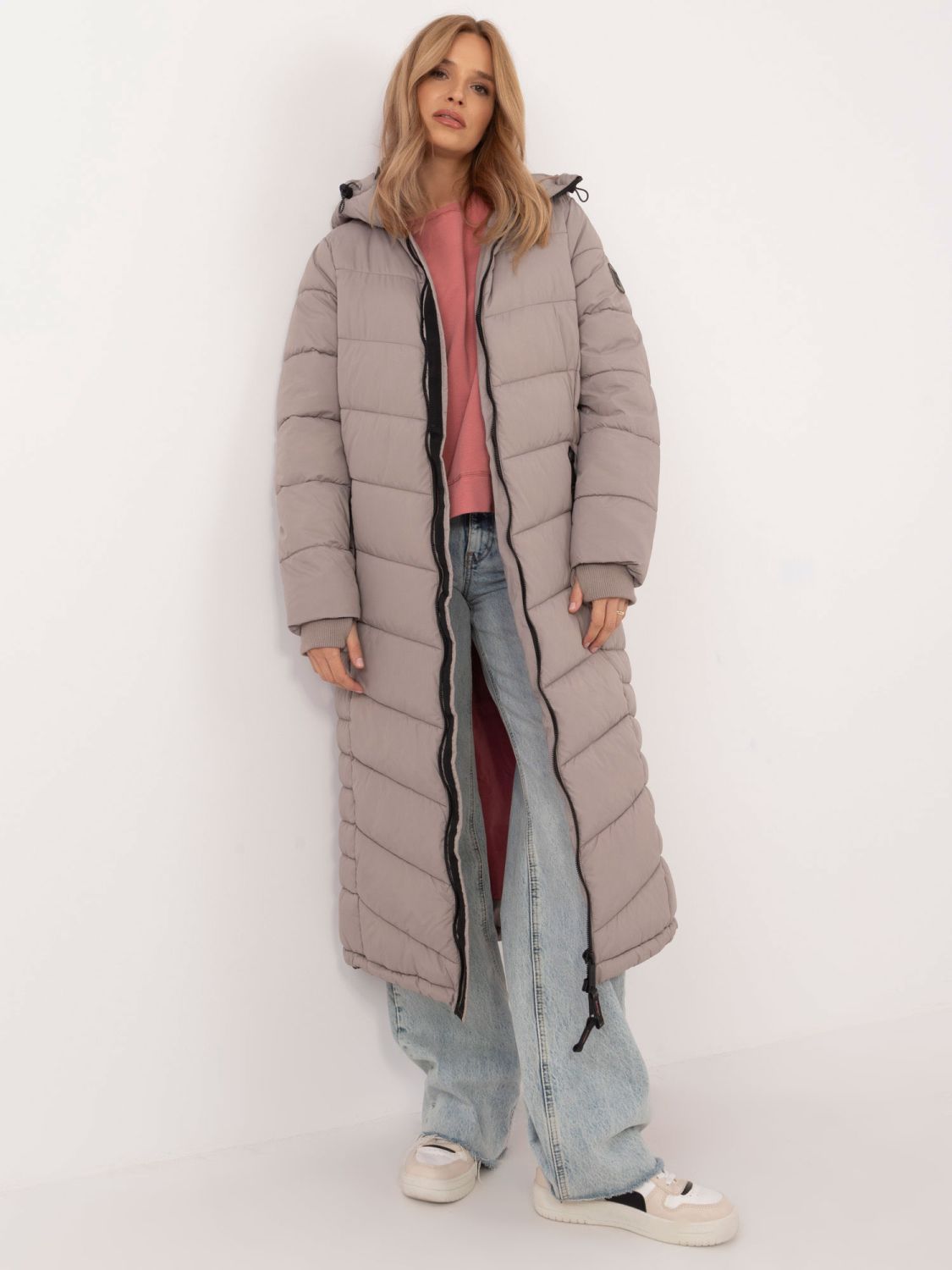 Langer beiger Mantel mit Futter