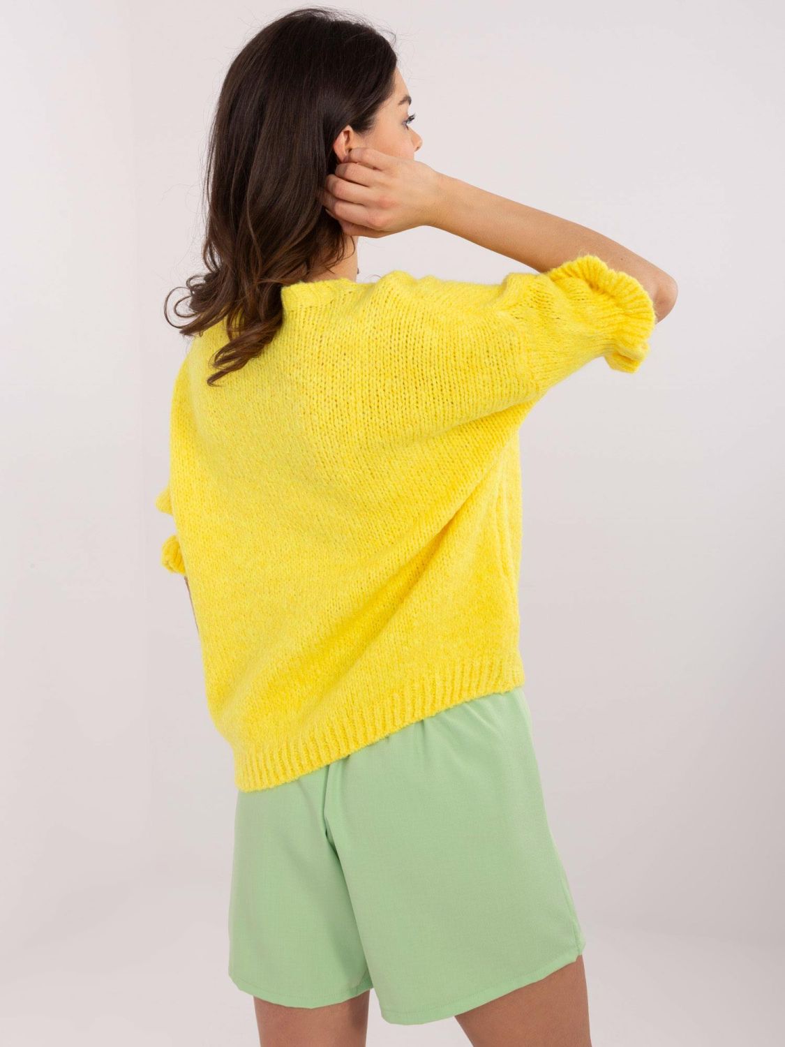 Gelber Pullover mit 3/4-Ärmeln