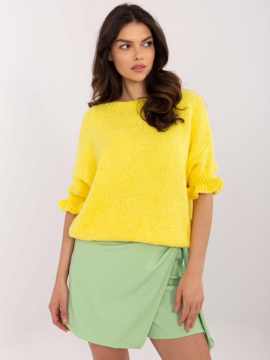 Gelber Pullover mit 3/4-Ärmeln