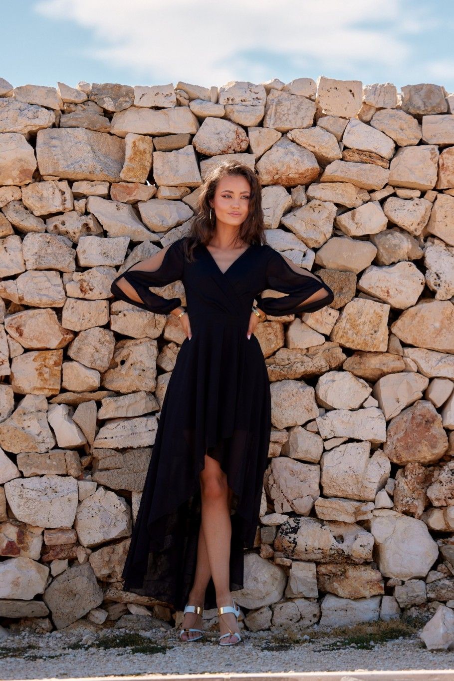 Asymmetrisches schwarzes Maxi-Kleid mit langen Ärmeln