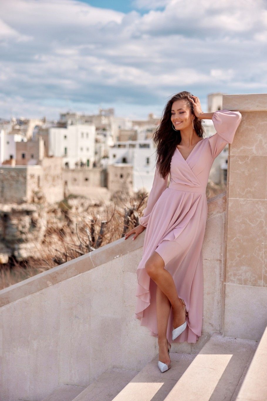 Asymmetrisches rosa Maxi-Kleid mit langen Ärmeln