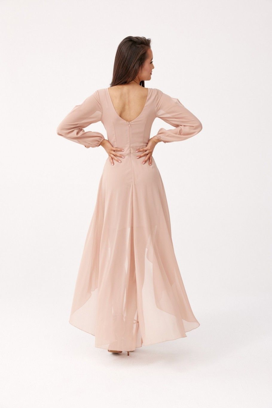 Asymmetrisches Kleid mit langen Ärmeln in Cappuccino