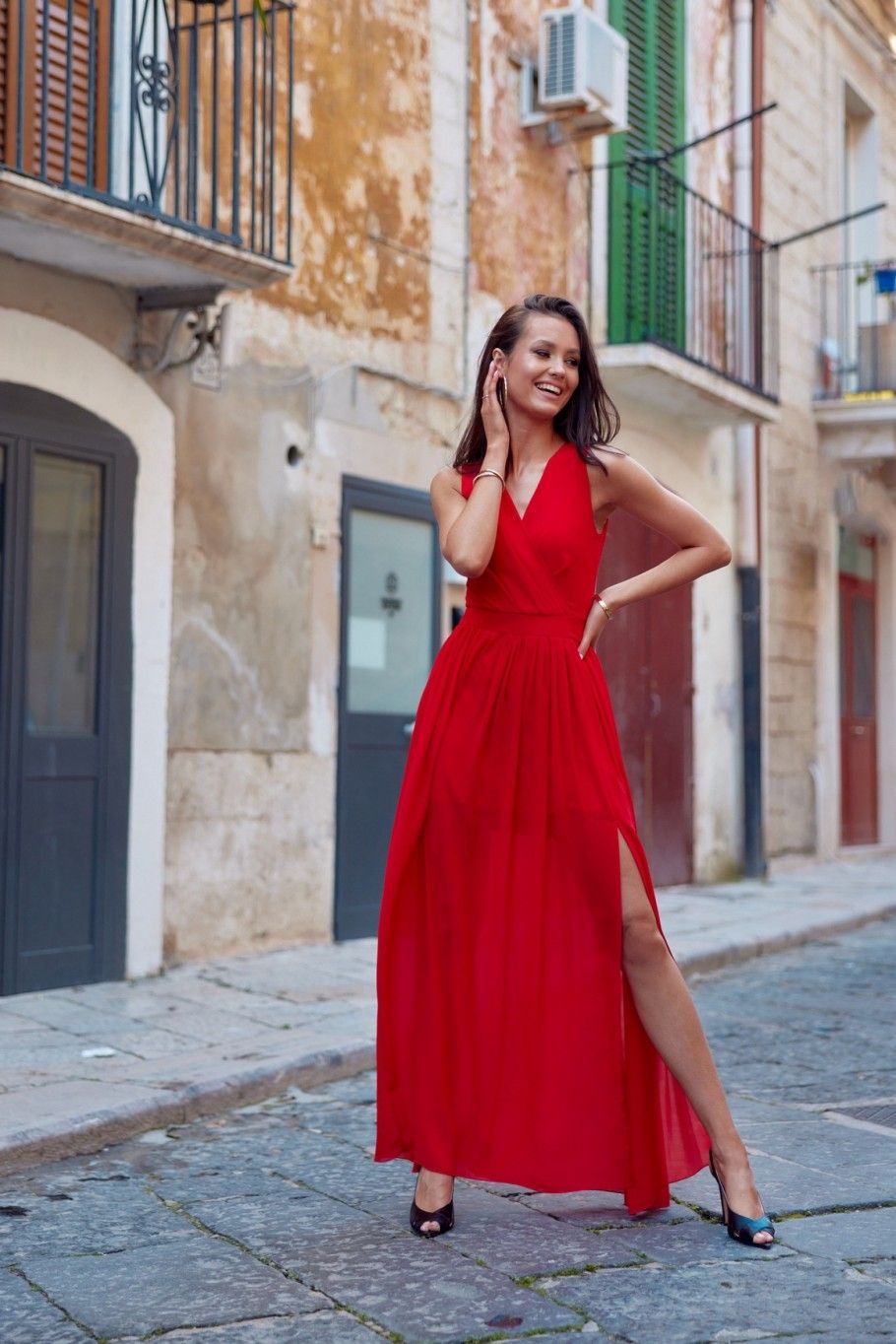 Langes rotes Kleid mit Wickelausschnitt und Rückenschnürung
