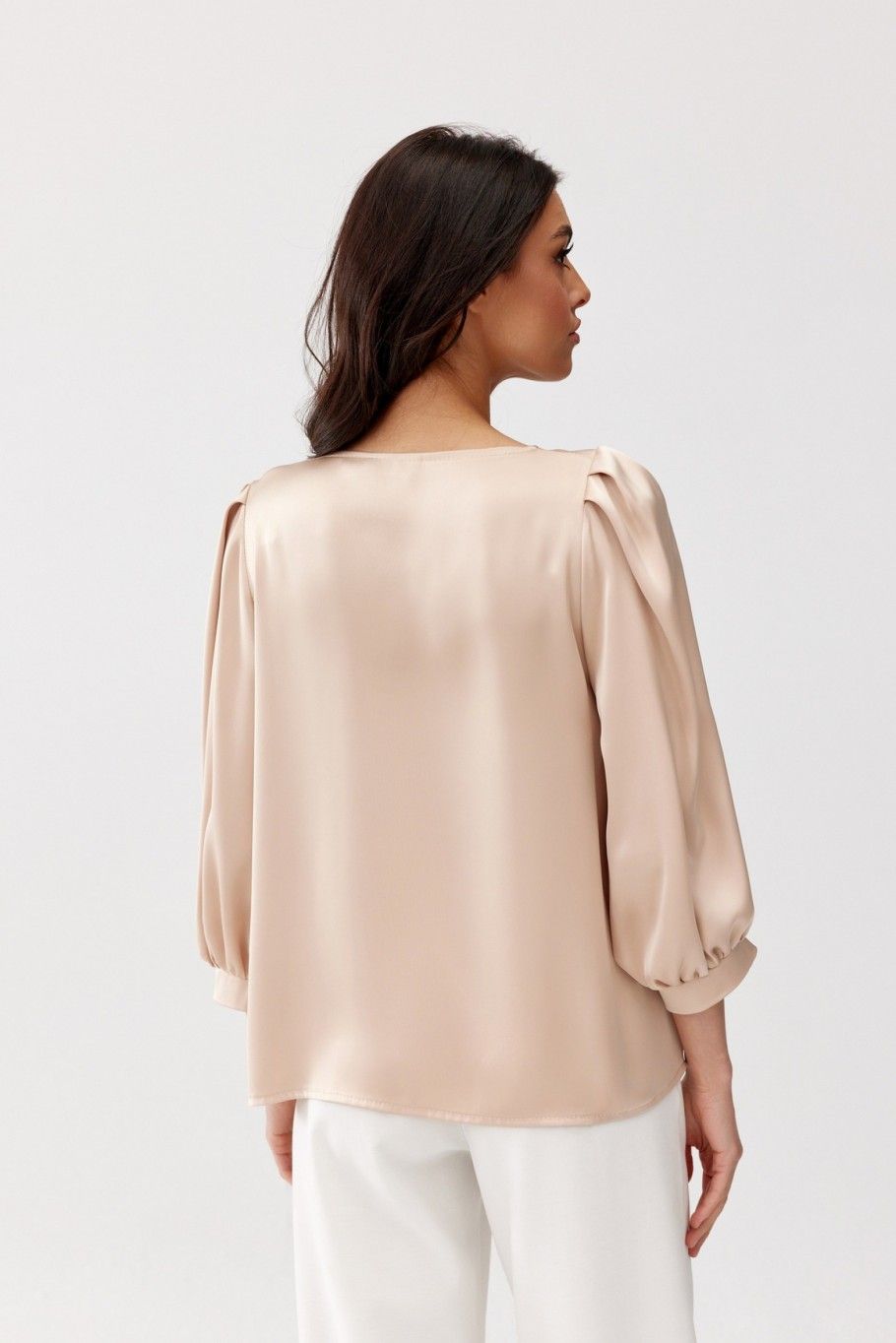 Beigefarbene Bluse Giana mit Rosenapplikation