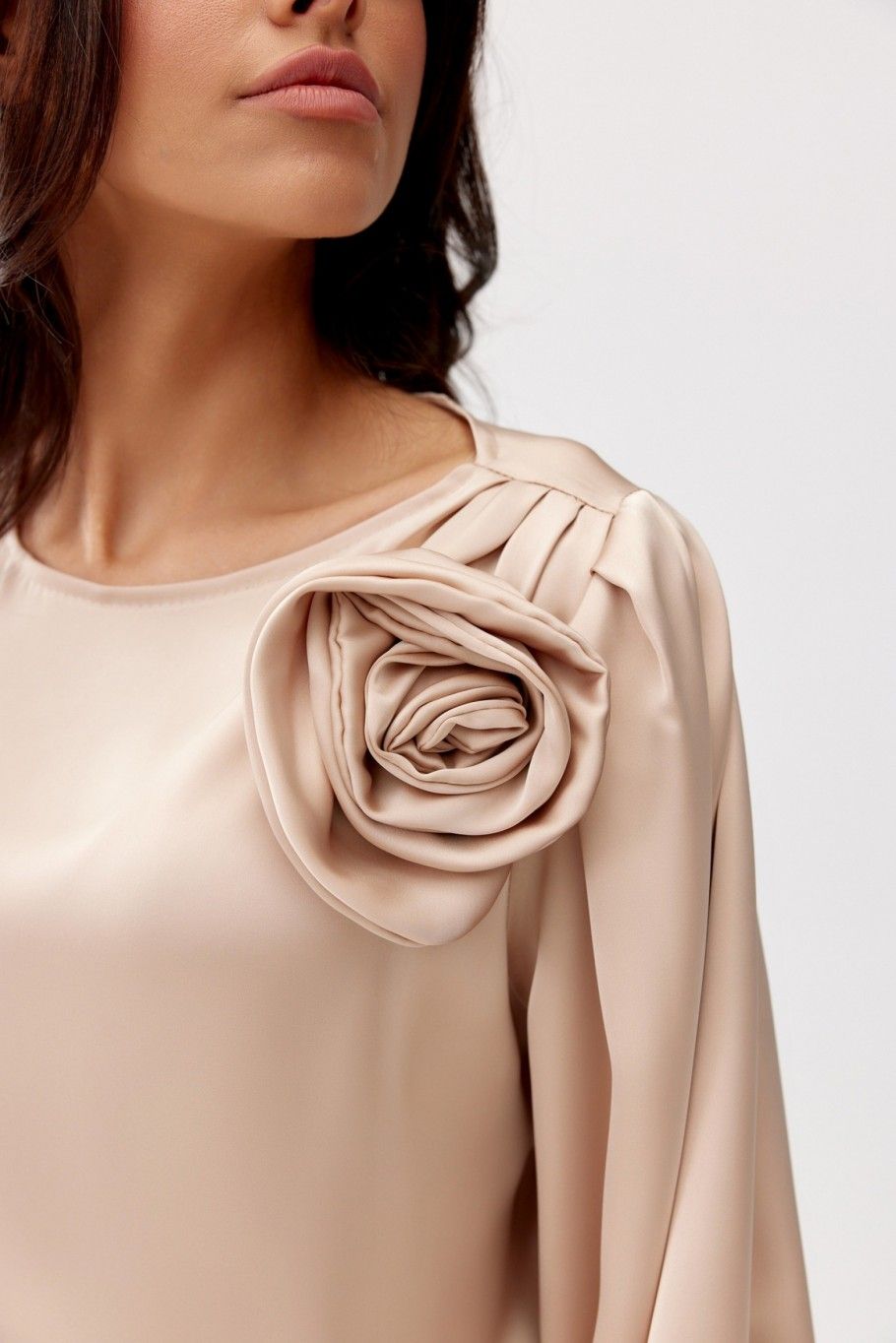 Beigefarbene Bluse Giana mit Rosenapplikation