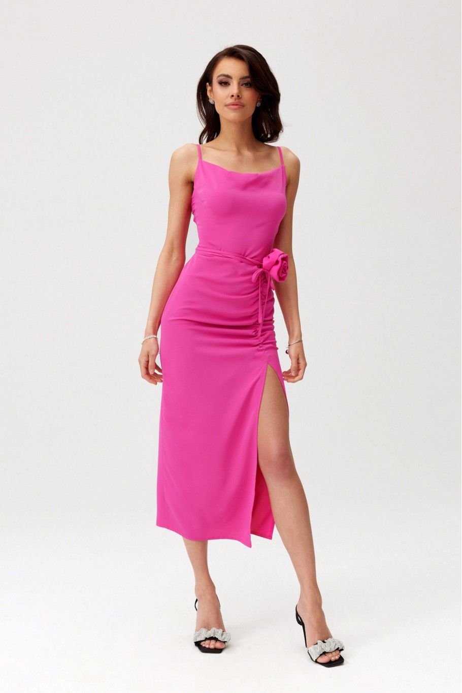 Midi-Kleid mit Raffung und dekorativer Rose in Amaranth