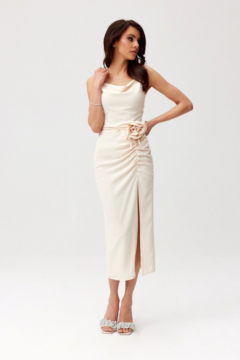 Midi-Kleid mit Drapierung und Zierrose in hellem Beige