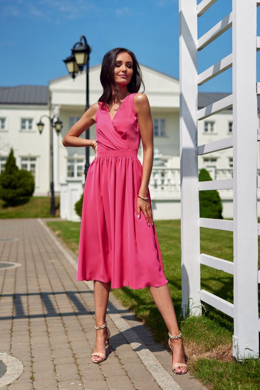 Midi-Kleid mit Wickelausschnitt und breiten Trägern in Amaranth