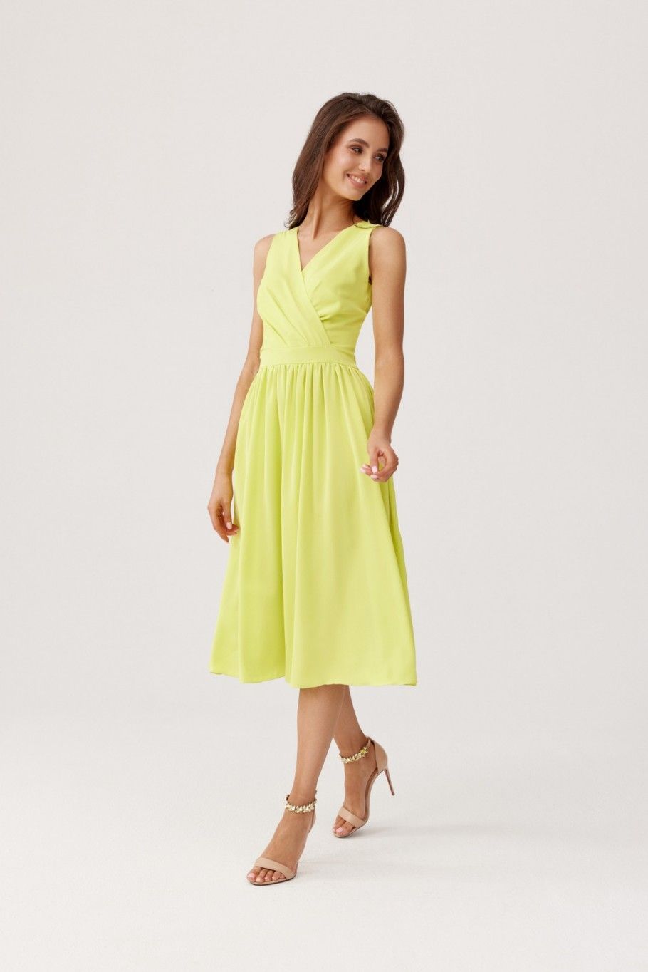 Midi-Kleid in Limettengrün mit Wickelausschnitt und breiten Trägern