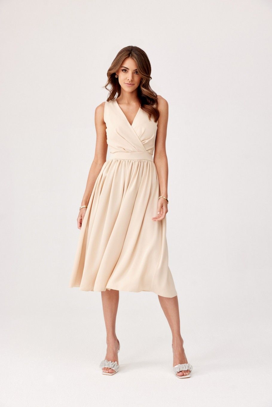 Beiges Midi-Kleid mit Wickelausschnitt und breiten Trägern