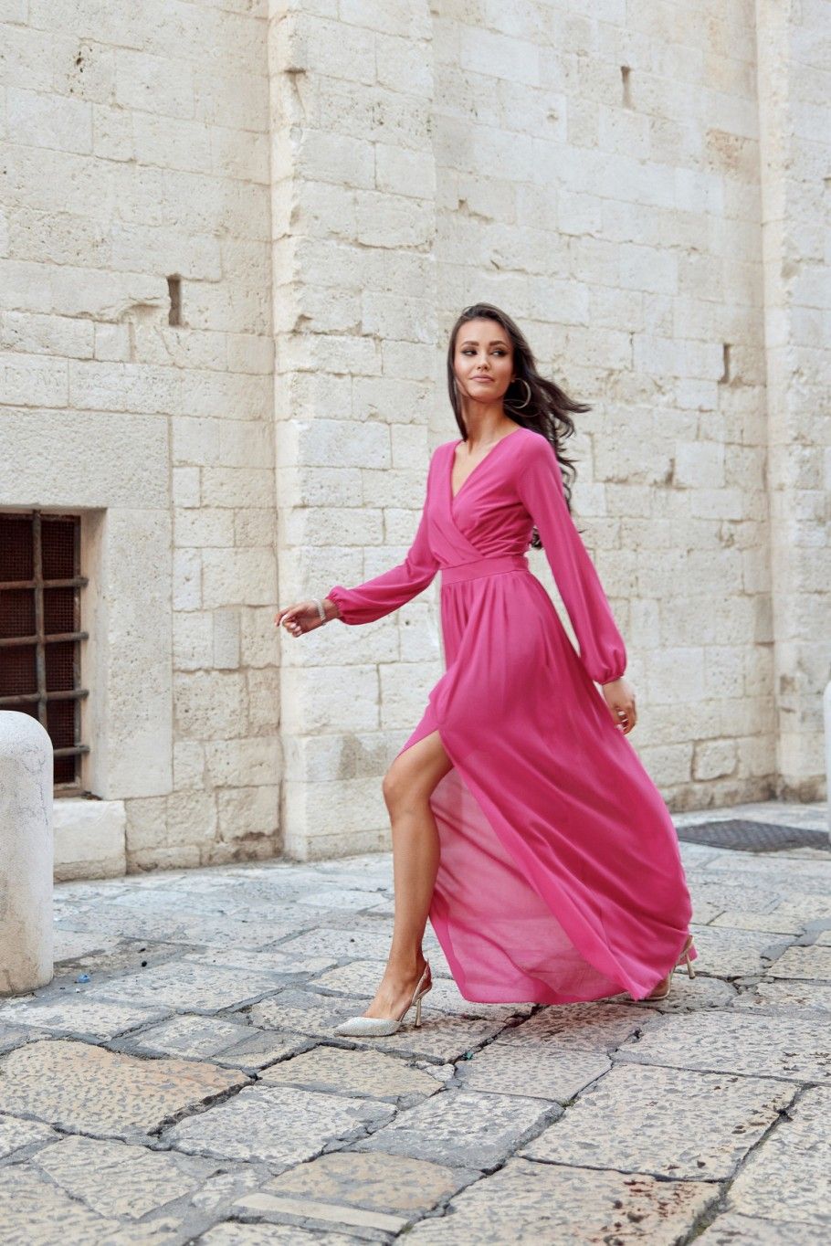 Chiffon-Maxikleid mit langen Ärmeln und Rückenschnürung, amaranthfarben