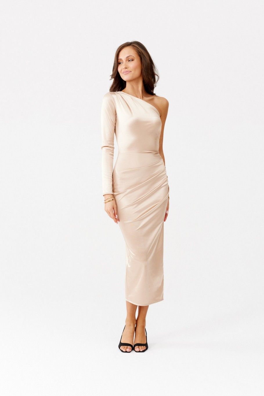 Satiniertes Midi-Kleid mit einem langen Ärmel, beige